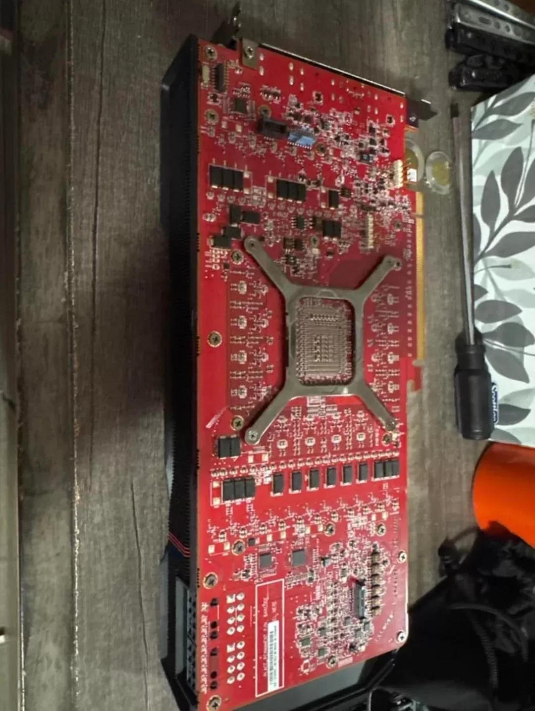 AMD RX 7900 XTX: Seltenes Engineering Sample entdeckt
