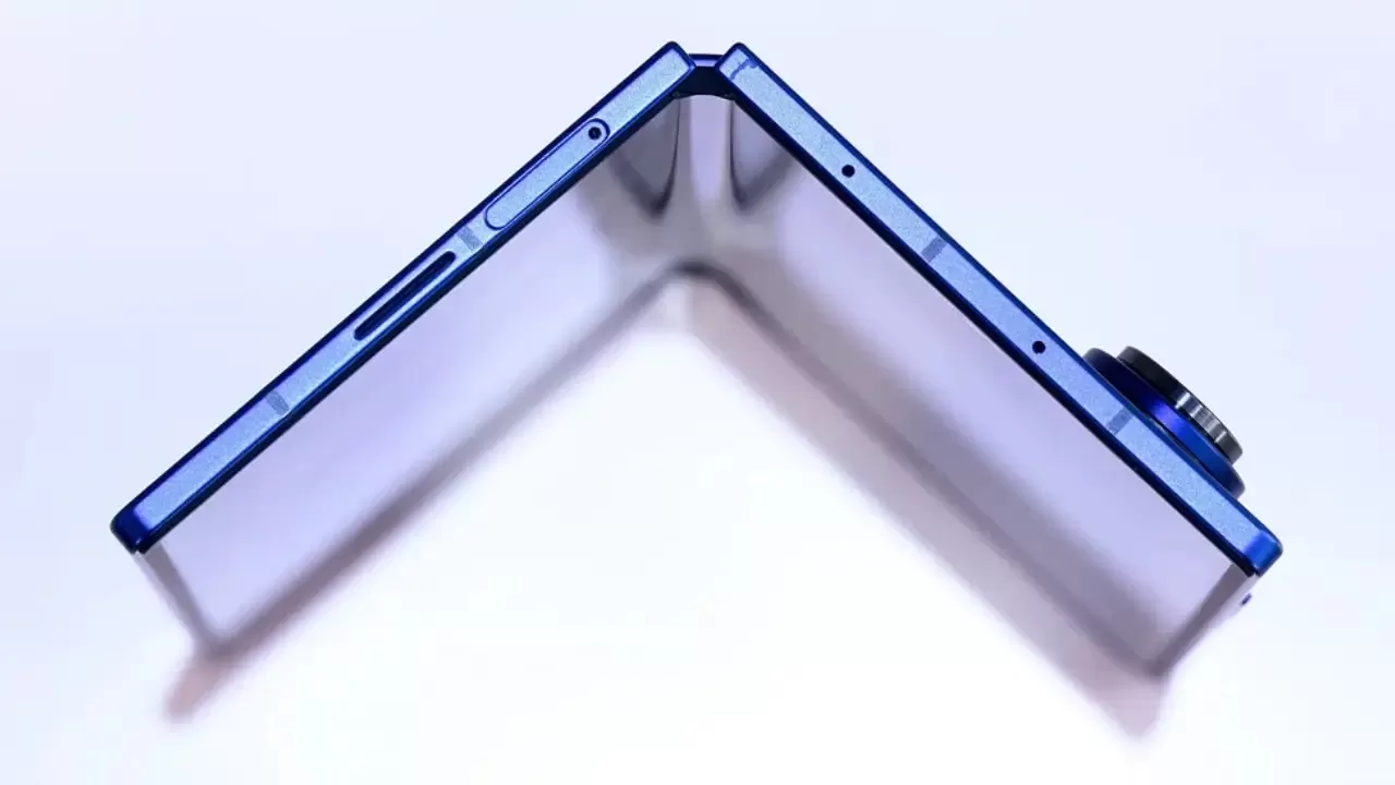Samsung Galaxy Z Fold 8 aufgeklappt und zugeklappt in der Seitenansicht
