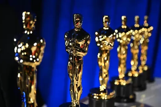 Oscar Preis Skulpturen mit blauem Hintergrund