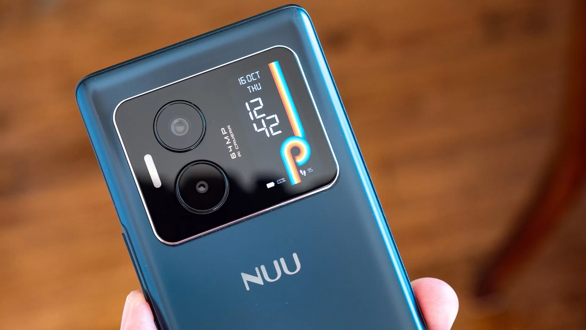 Nuu B40 5G: Günstiges Smartphone mit Zweitdisplay startet