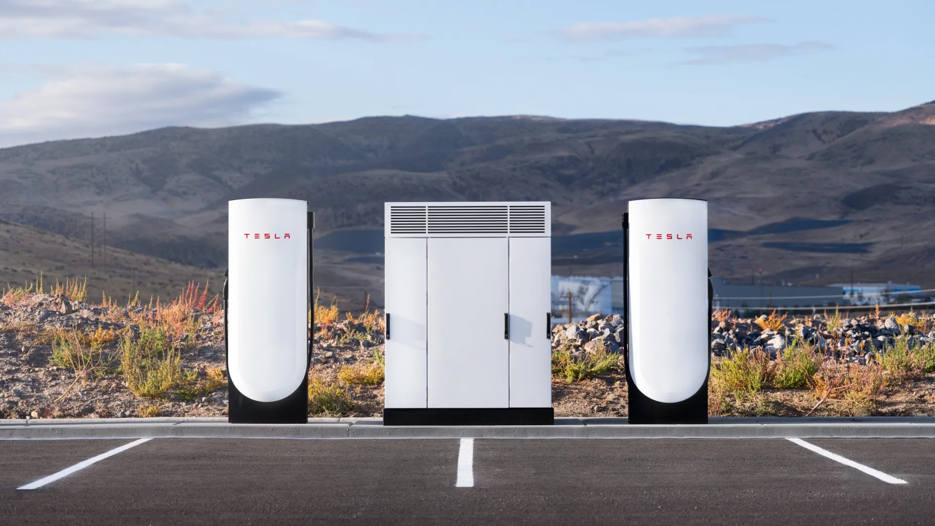 Tesla bringt vormontierte, zusammenklappbare V4-Supercharger auf den Markt